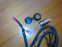 Takto si připravit kabel, který se zapojí u stávající zásuvky vpředu. Jednoduše rozdvojeno.