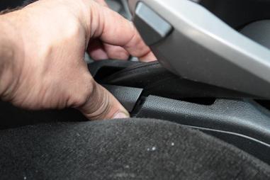 Návod na instalaci držáku jednotky MKJ v Opel Zafira B