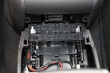 Návod na instalaci držáku jednotky MKJ v Opel Zafira B