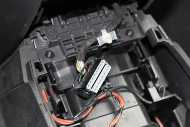 Návod na instalaci držáku jednotky MKJ v Opel Zafira B