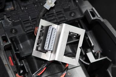 Návod na instalaci držáku jednotky MKJ v Opel Zafira B