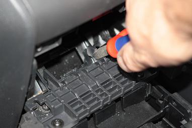 Návod na instalaci držáku jednotky MKJ v Opel Zafira B