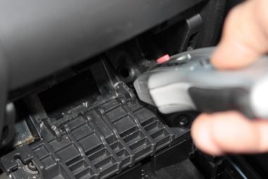 Návod na instalaci držáku jednotky MKJ v Opel Zafira B