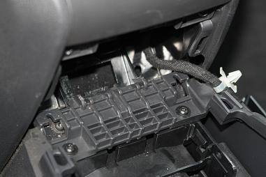 Návod na instalaci držáku jednotky MKJ v Opel Zafira B