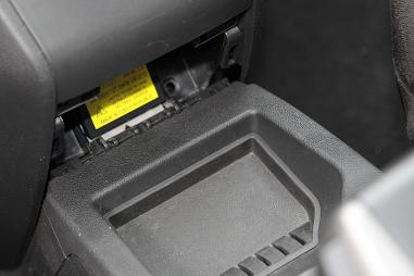 Návod na instalaci držáku jednotky MKJ v Opel Zafira B