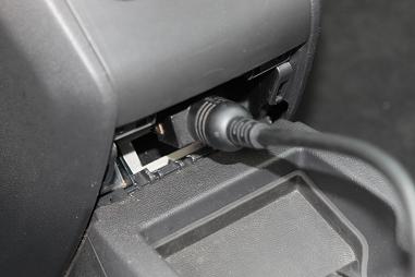 Návod na instalaci držáku jednotky MKJ v Opel Zafira B