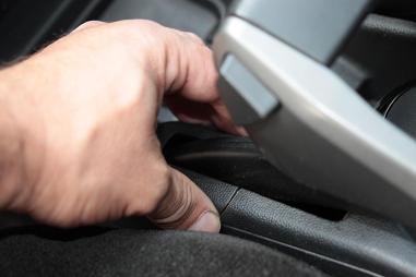 Návod na instalaci držáku jednotky MKJ v Opel Zafira B