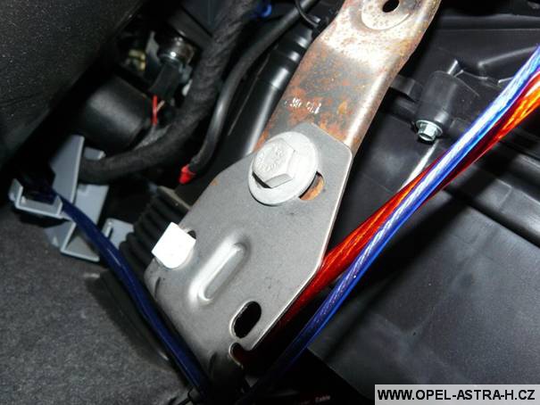 Natažení kabeláže skrz auto