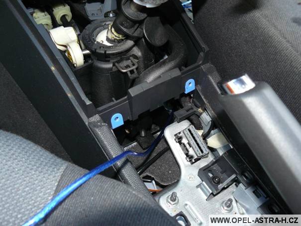 Natažení kabeláže skrz auto