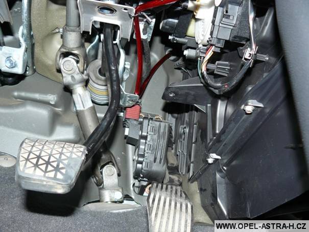 Natažení kabeláže skrz auto