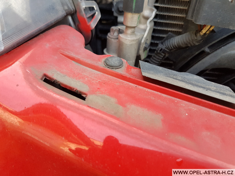 Výměna xenonové výbojky Opel Astra H 05
