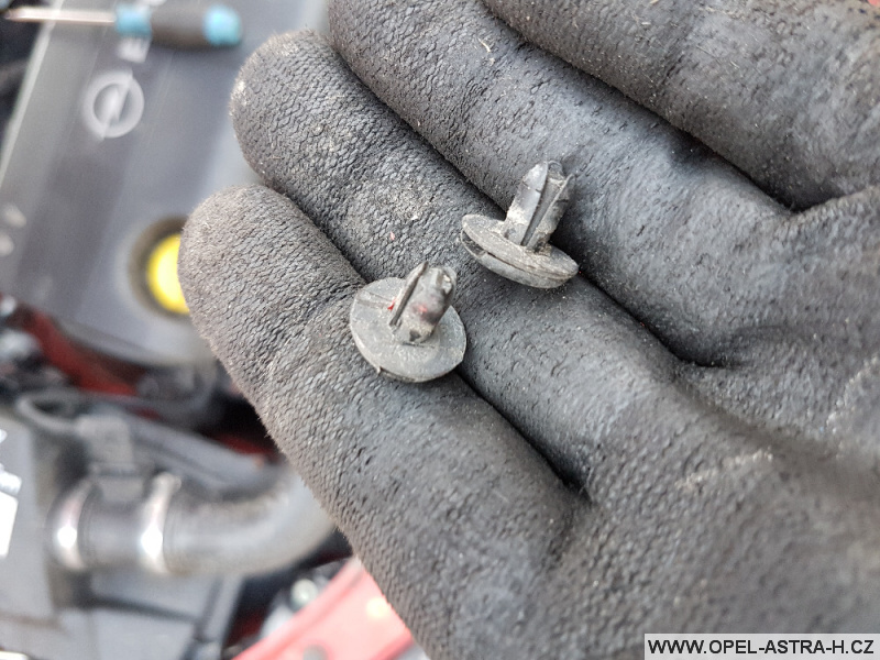 Výměna xenonové výbojky Opel Astra H 07