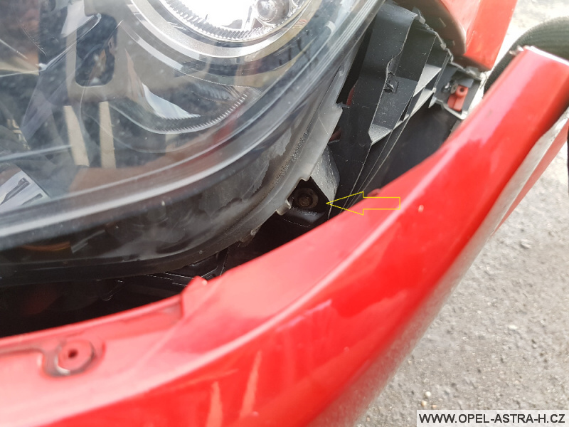 Výměna xenonové výbojky Opel Astra H 17