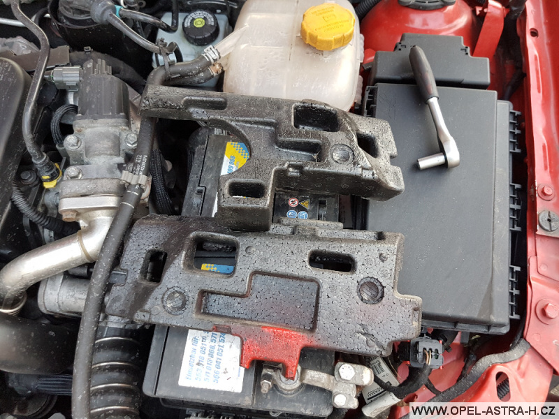 Výměna xenonové výbojky Opel Astra H 26