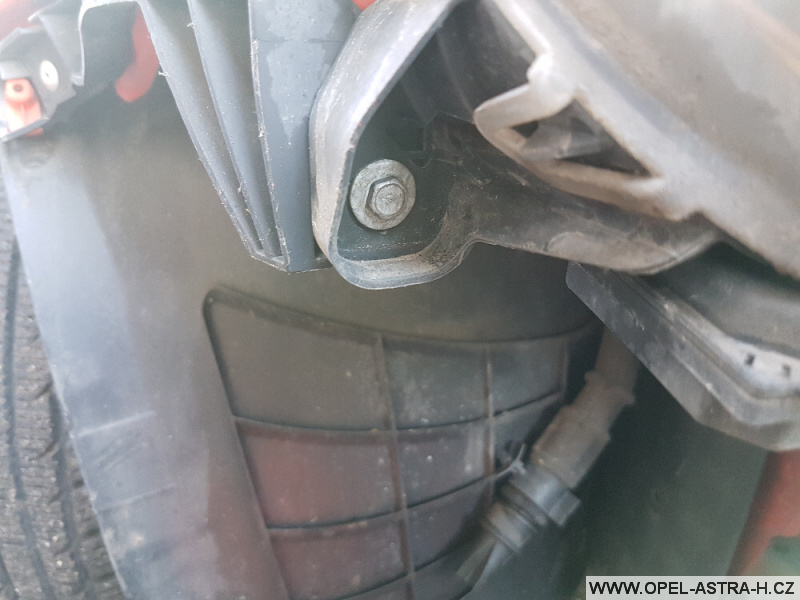 Výměna xenonové výbojky Opel Astra H 27
