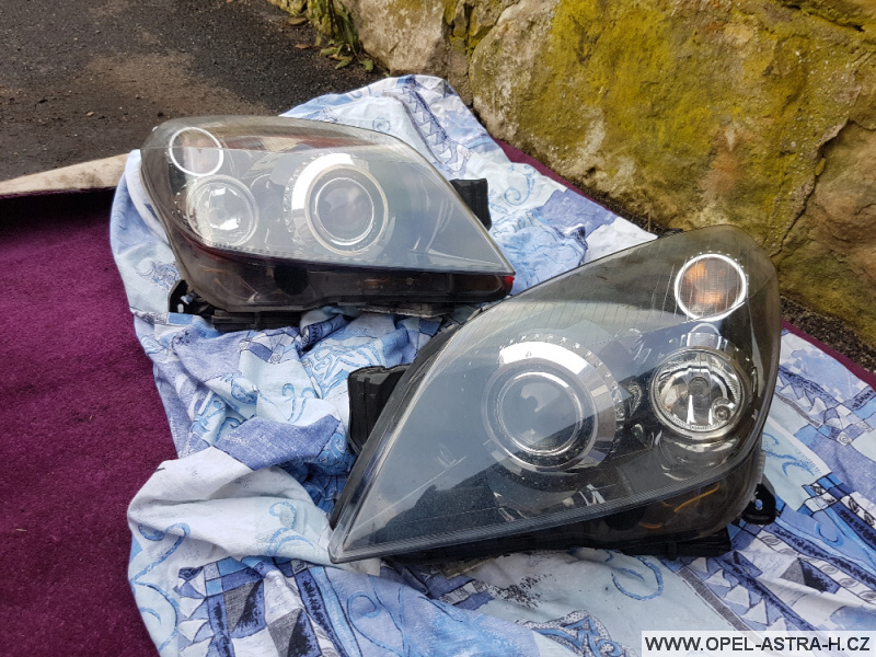 Výměna xenonové výbojky Opel Astra H 28
