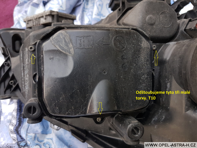 Výměna xenonové výbojky Opel Astra H 29