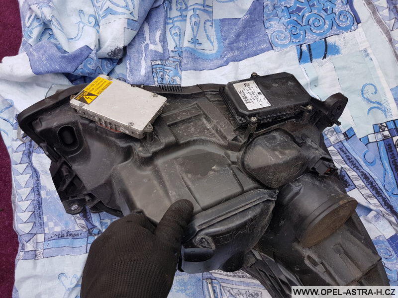 Výměna xenonové výbojky Opel Astra H 30