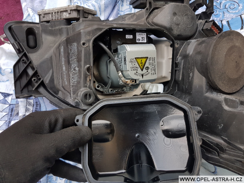 Výměna xenonové výbojky Opel Astra H 31