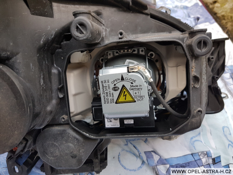 Výměna xenonové výbojky Opel Astra H 32