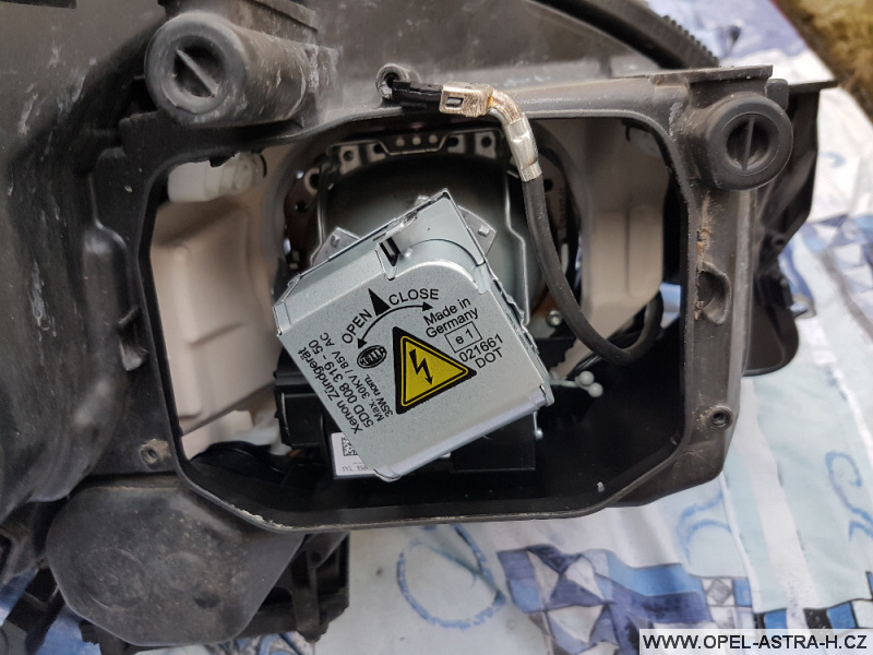 Výměna xenonové výbojky Opel Astra H 33