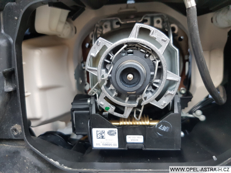 Výměna xenonové výbojky Opel Astra H 35