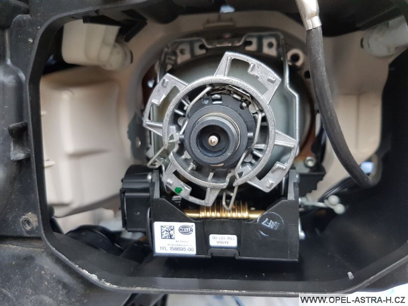 Výměna xenonové výbojky Opel Astra H 36