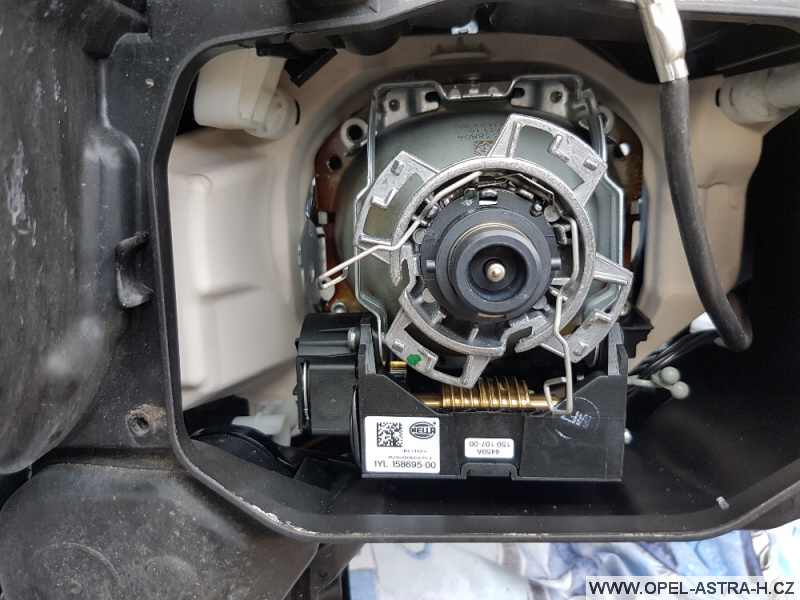 Výměna xenonové výbojky Opel Astra H 37
