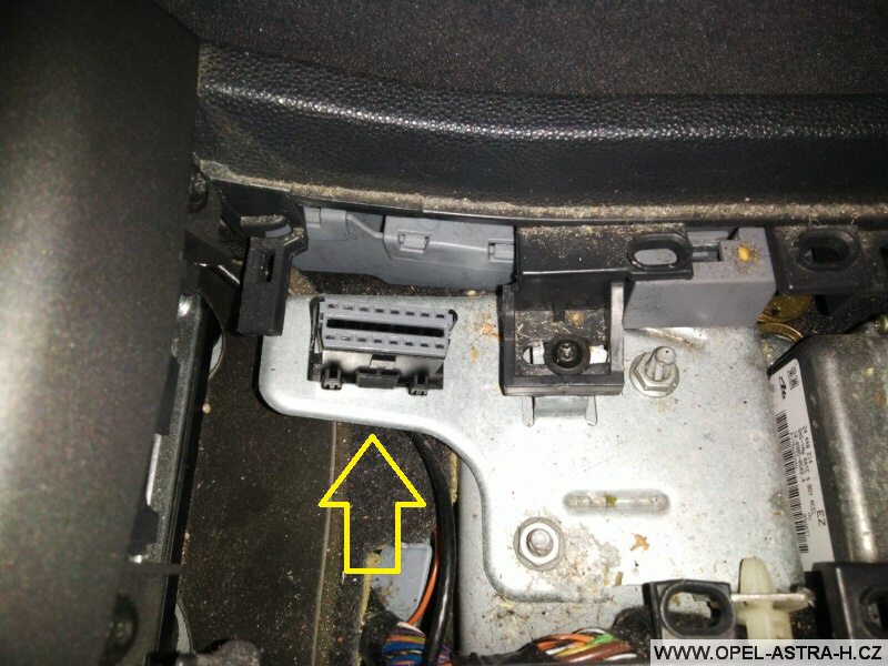 Diagnostická zásuvka - umístění - Opel Astra H