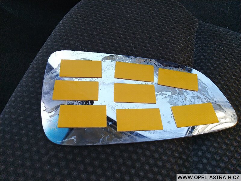 Jak přilepit sklo vnějšího zpětného zrcátka