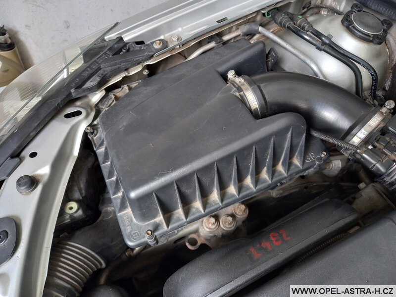 Jak vyměnit vzduchový filtr Opel Astra H