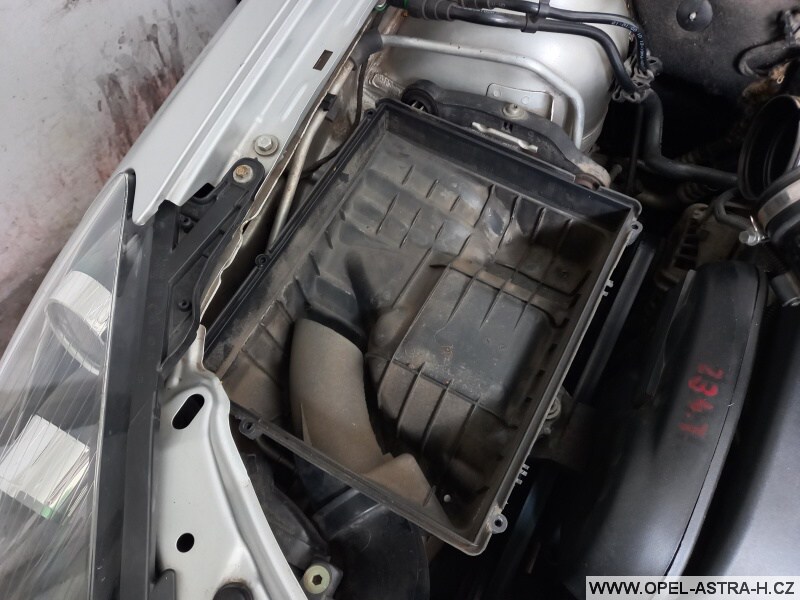 Jak vyměnit vzduchový filtr Opel Astra H 3