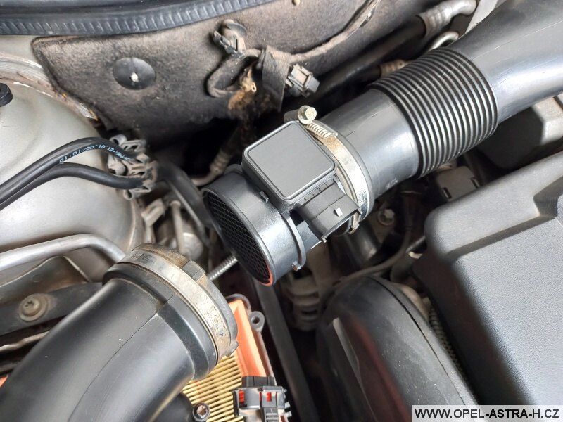 Jak vyměnit vzduchový filtr Opel Astra H 4