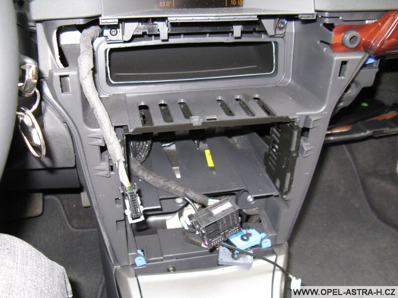 Montáž autoradia CD70 a barevného displeje CID - 2