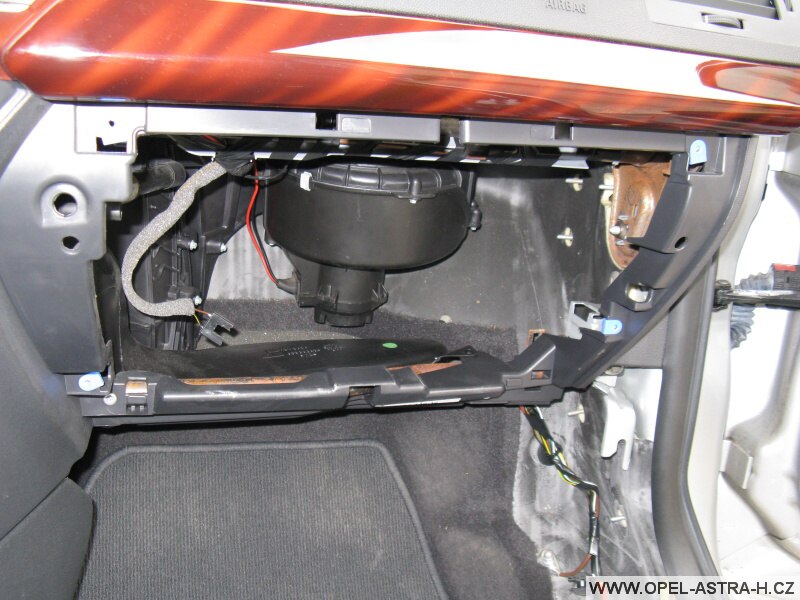 Montáž autoradia CD70 a barevného displeje CID - 3