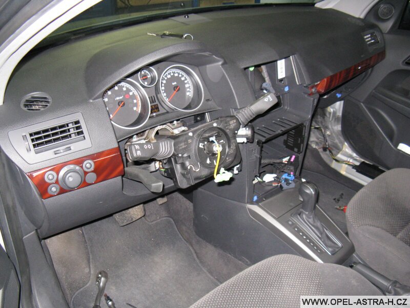 Montáž autoradia CD70 a barevného displeje CID - 5