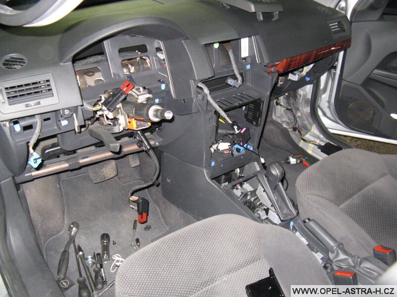 Montáž autoradia CD70 a barevného displeje CID - 6
