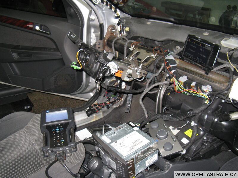 Montáž autoradia CD70 a barevného displeje CID - 8