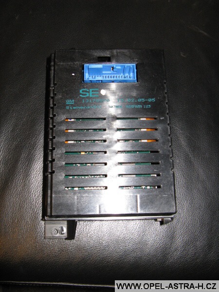 Montáž autoradia CD70 a barevného displeje CID - 12