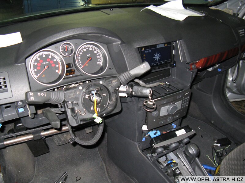 Montáž autoradia CD70 a barevného displeje CID - 14