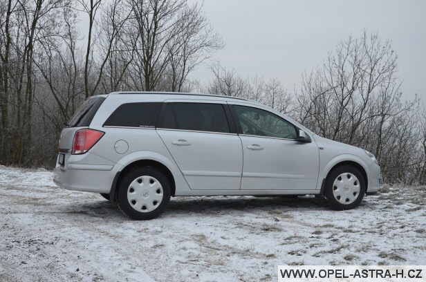 Opel Astra H caravan v zimě