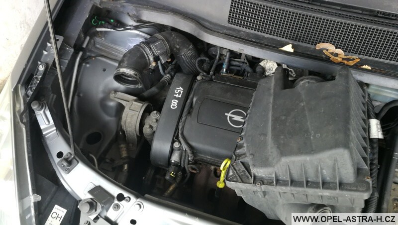Výměna bi-xenonové výbojky - Opel Zafira B 01