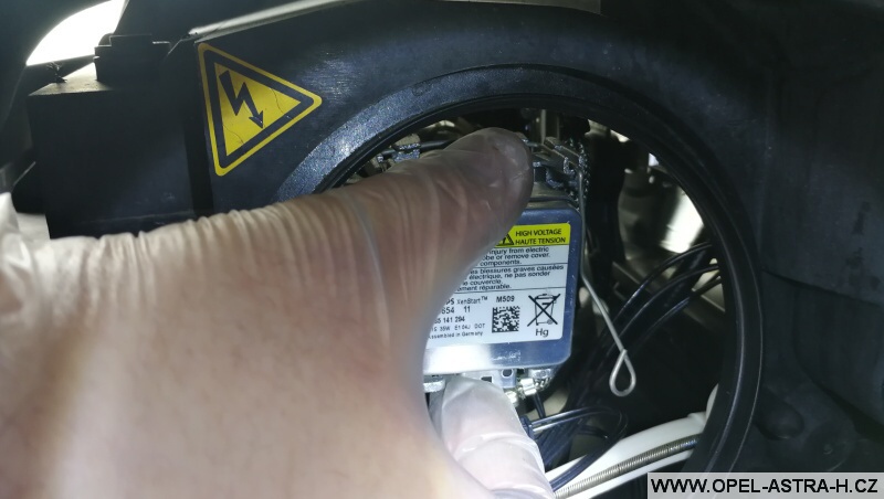 Výměna bi-xenonové výbojky - Opel Zafira B 04