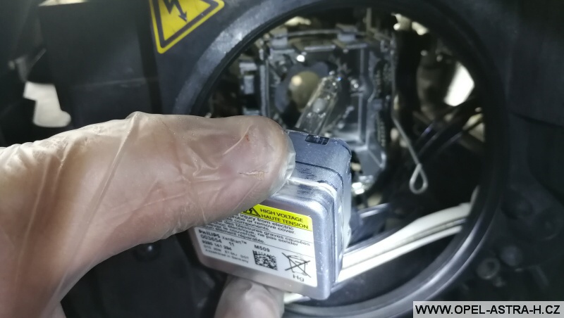 Výměna bi-xenonové výbojky - Opel Zafira B 05