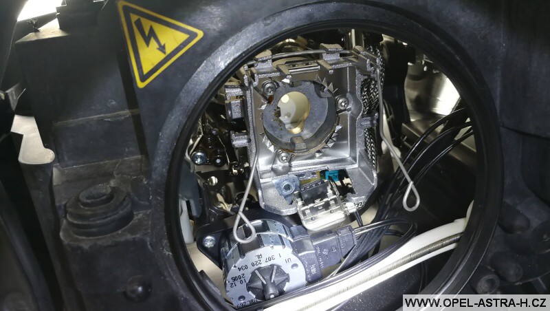 Výměna bi-xenonové výbojky - Opel Zafira B 06