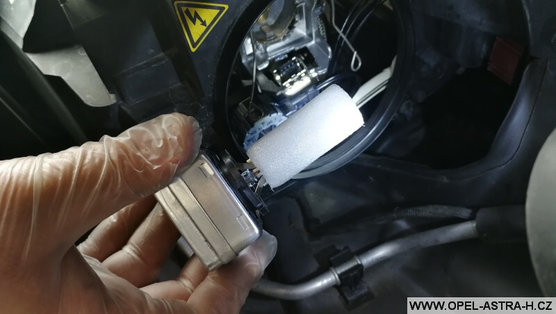 Výměna bi-xenonové výbojky - Opel Zafira B 07