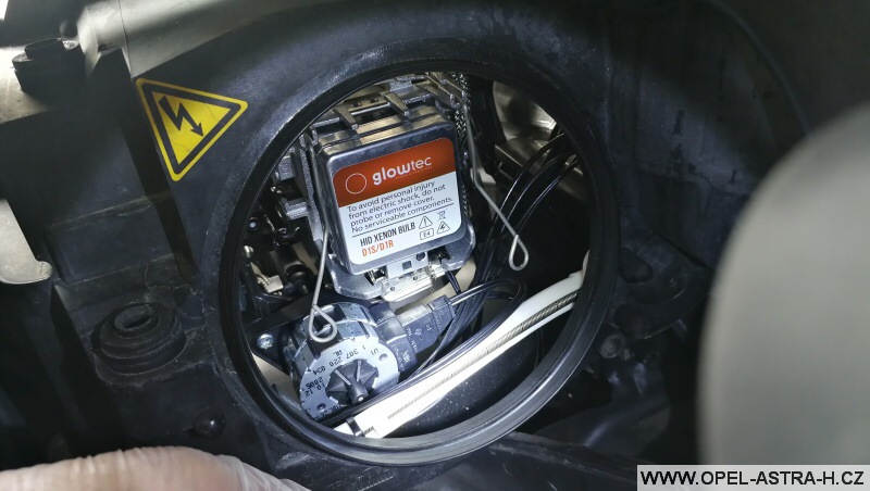 Výměna bi-xenonové výbojky - Opel Zafira B 09